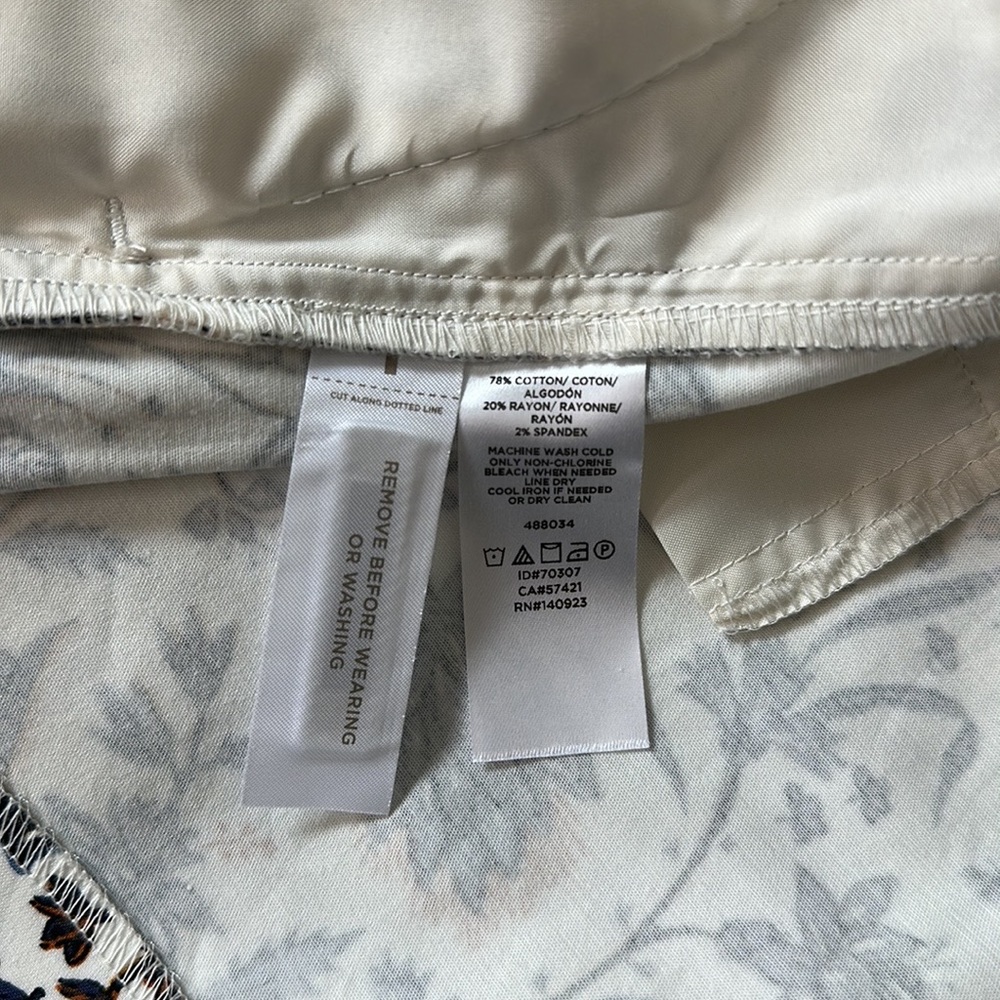 Loft SHORTS White blue flowers SZ 6 4” inseam zipper clasp button short QUALITY - Picture 9 of 15